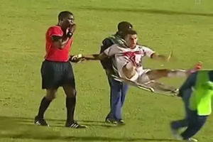 (VIDEO) ALO, GDE SI KRENUO: Sudija oborio povređenog fudbalera sa nosila!