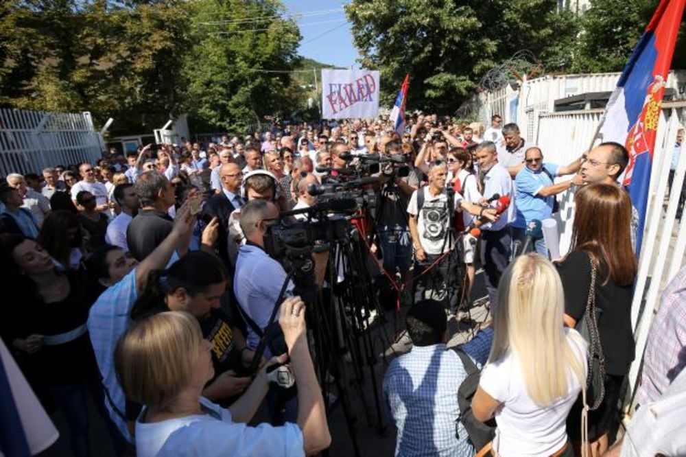 (FOTO) PROTEST U KOSOVSKOJ MITROVICI: SPD predao Euleksu zahtev za oslobađanje Ivanovića!
