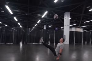 (VIDEO) OVO JE NEVEROVATNO: Pogledajte kakva čuda sa loptom čini čovek sa jednom nogom