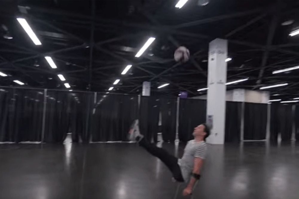 (VIDEO) OVO JE NEVEROVATNO: Pogledajte kakva čuda sa loptom čini čovek sa jednom nogom