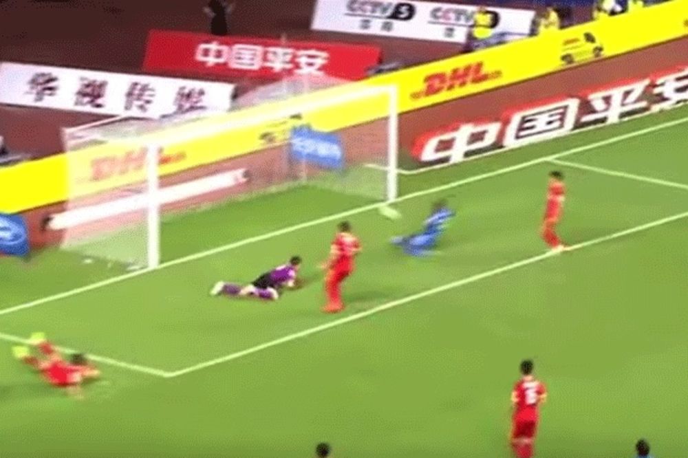 (VIDEO) OBRUKAO SE ZA MEDALJU: Pogledajte neverovatan promašaj fudbalera u Kini