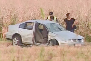(FOTO I VIDEO) TRAGEDIJA KOD POŽAREVCA: Dvoje poginulo pošto je automobil sleteo u njivu!