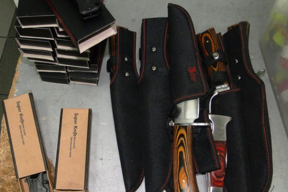 CARINICI U AKCIJI: U gepeku pronađeno 100 noževa!