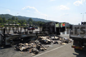 (FOTO) BUKTINJA NA PUTU: Vozač bacio pikavac kroz prozor i zapalio kamion!