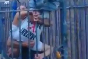 (VIDEO) BAŠ MU NIJE BILO DOBRO: Momci pokušavaju da spasu pijanca koji visi naopačke sa ograde!