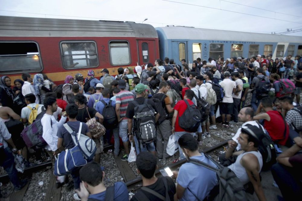 (VIDEO I FOTO) NAJEZDA NA BALKAN: Hiljadu migranata u Đevđeliji čeka voz za Srbiju