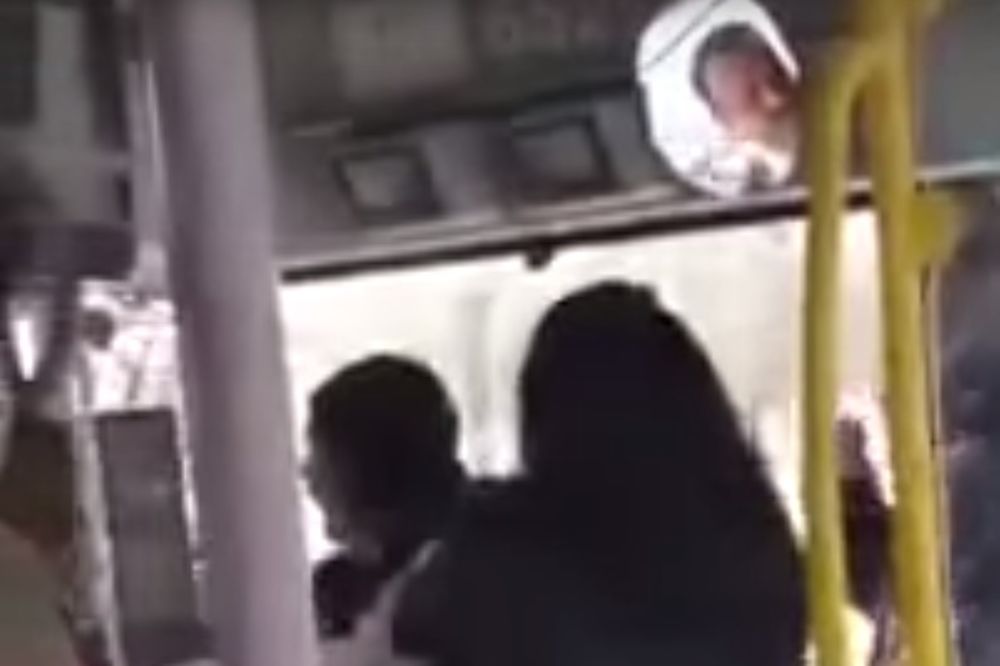 (VIDEO) NAŠ ZEMLJAK SNIMIO SKANDAL U AUSTRIJI: Zabrađena Arapkinja umlatila vozača autobusa!