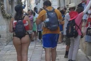 (FOTO) TANGE BAŠ IZNERVIRALE DUBROVČANE: Zbog gologuze turistkinje menjaju zakon!