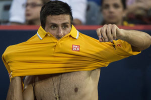 (VIDEO) DEVOJKE U TRANSU: Novak skinuo majicu i napumpao mišiće!