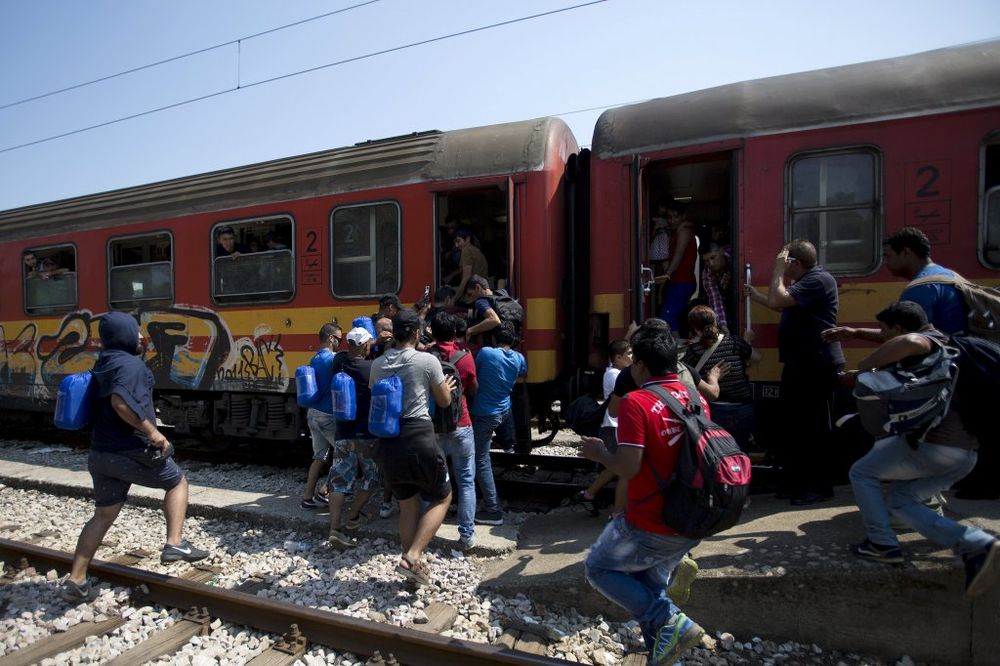 NEĆE DA IZAĐU IZ VOZA: Izbeglice stigle u Suboticu, žele dalje ka Budimpešti