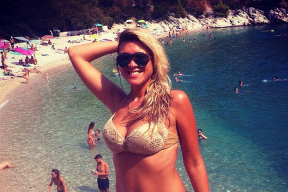 (FOTO) KRALJICA TORCIDE: Atraktivna hrvatska novinarka svojim izgledom raspametila muškarce
