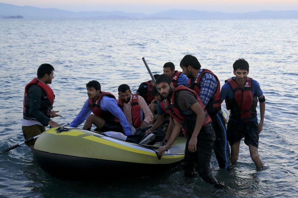 KRONEN CAJTUNG: Albanska mafija uložila milion evra za krijumčarenje izbeglica preko Jadranskog mora