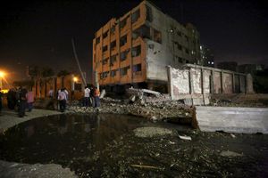(VIDEO) NAPAD NA SIMBOL DRŽAVE: 29 ranjenih u eksploziji pred zgradom snaga bezbednosti u Kairu