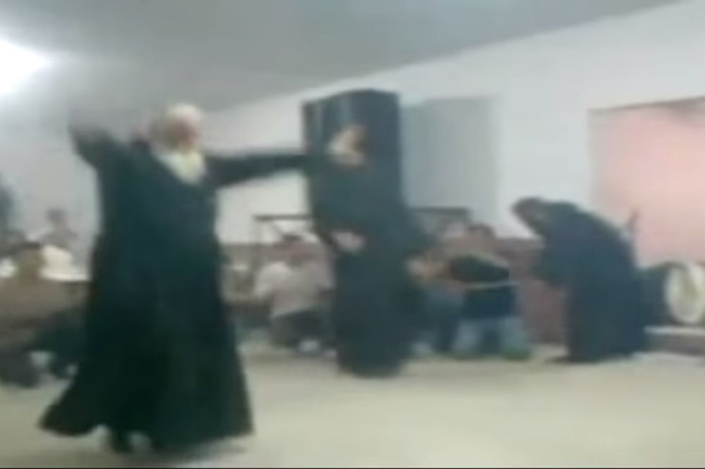 (VIDEO) GRČKI POPOVI ODUŠEVILI SVET: Energičan ples pravoslavnih sveštenika može i uz hevi metal!