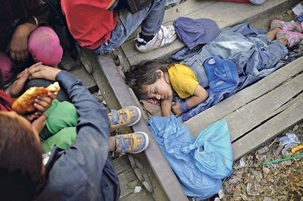 AUSTRIJSKI VICEKANCELAR: Izbeglice namerno sede u blatu i ne prihvataju pomoć