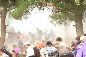 (VIDEO) BRANE GRANICU: Pogledajte kako je makedonska policija bacila suzavac na migrante