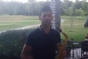 (VIDEO) DOBAR DAN DŽEZERI: Pogledajte Novakov šou na saksofonu!