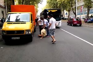 UZNEMIRUJUĆI VIDEO MALTRETIRANJE U CENTRU BEOGRADA: Siledžije pretukle starijeg čoveka na sred ulice