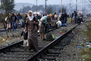 MIGRANTI IDU KA PRELAZU TABANOVCE: Makedonska vojska i policija ipak propuštaju izbeglice ka Srbiji!