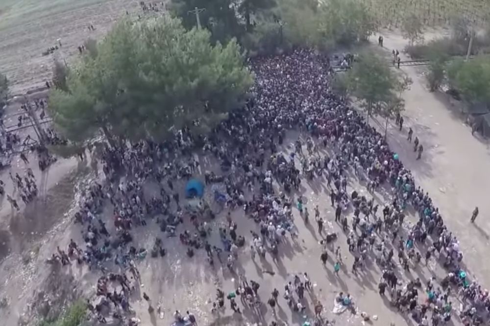 (VIDEO) SNIMAK IZ VAZDUHA NAJAVIO HAOS: Dron snimio hiljade migranata na granici!