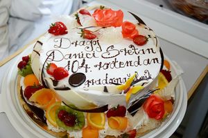 (FOTO) A, OD GRADONAČELNIKA TORTA: Evo kako je Bandić čestitao rođendan najstarijoj Zagrepčanki!