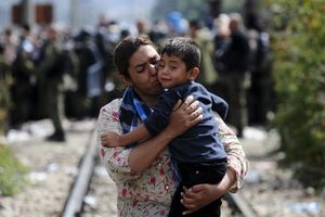 FOTO I VIDEO ČEKAJU PREVOZ: Na stanici u Đevđeliji 3.000 izbeglica čeka prevoz za Srbiju