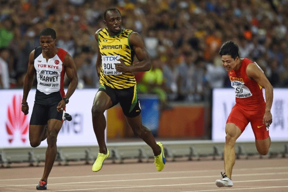 (VIDEO) DRAMA U PEKINGU: Bolt zamalo pao i ostao bez finala trke na 100 metara