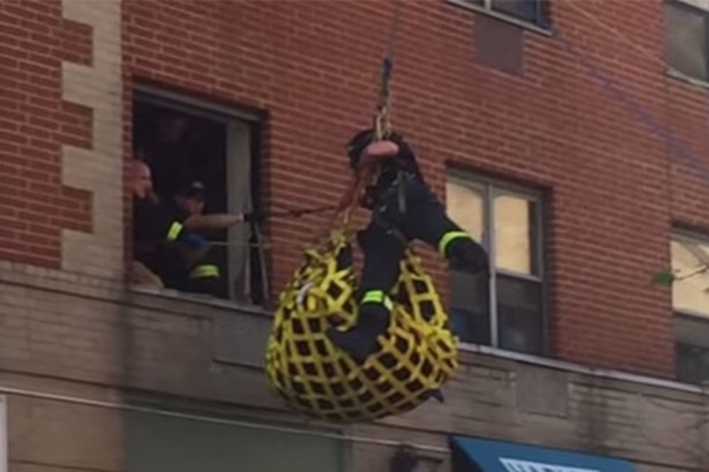 (VIDEO) INTERVENISALI VATROGASCI: 363 kg tešku ženu mrežom i kranom izvlačili iz stana!