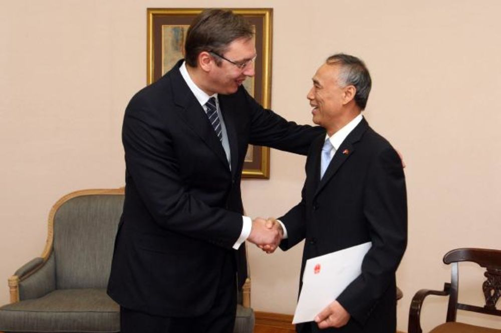 (FOTO) PREMIJER PRIHVATIO POZIV ZA ZVANIČNU POSETU KINI: Vučić ugostio kineskog ambasadora!