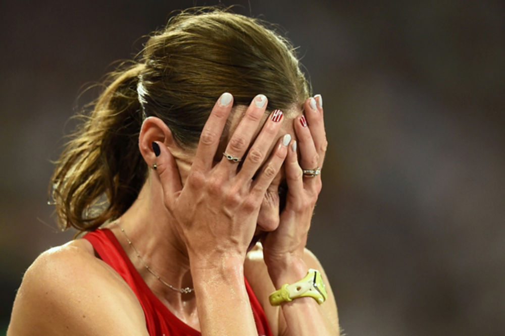 (VIDEO) SMEJE JOJ SE CEO SVET: Evo kako je američka atletičarka ostala bez medalje!