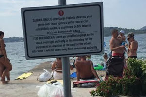 (FOTO) KAD HRVATI PREVODE NA ENGLESKI: Pogledajte zvanično obaveštenje kupačima na plaži u Vodicama!