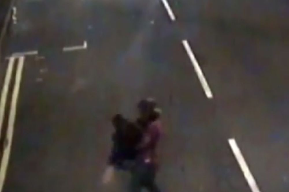 JEZIVO: Kamere snimile silovatelja kako u naručju nosi žrtvu