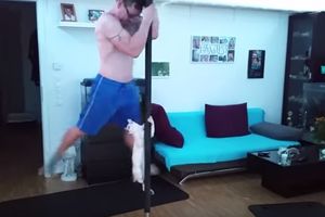 (VIDEO) MACA STRIPTIZETA: Ona pleše na šipci kao profesionalac!