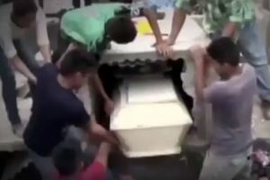 (UZNEMIRUJUĆI SNIMAK) SAHRANILI JE ŽIVU: Devojka (16) se dan posle pogreba probudila u kovčegu!