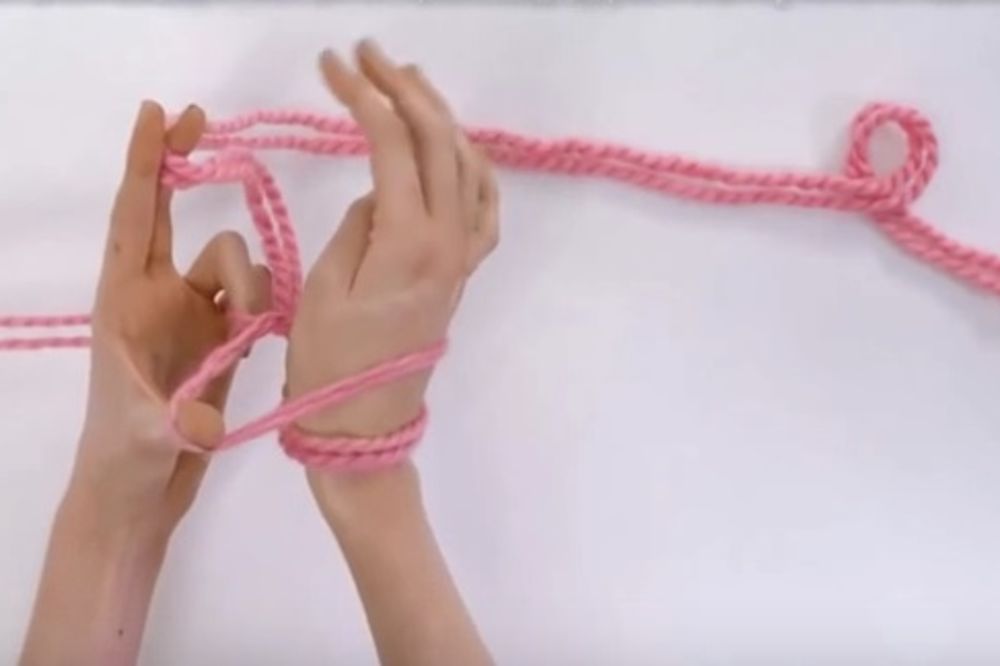 (VIDEO) PLETENJE RUKAMA: Evo kako da napravite šal bez igala