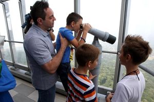 (FOTO) VULIN SE DRUŽIO SA KLINCIMA: Deca iz Hrvatske obišla Avalski toranj