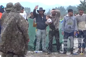 (VIDEO) BOLJE GLAD NEGO KRST: Migranti odbili humanitarnu pomoć zbog krsta na paketima