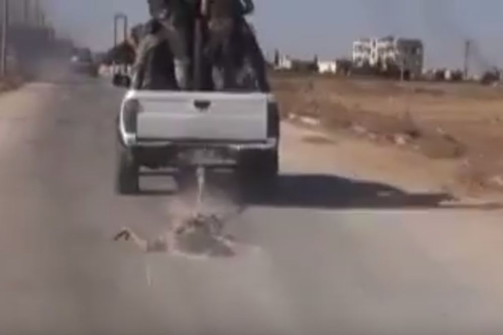 (UZNEMIRUJUĆI VIDEO) BRUTALNA OSVETA: Pobunjenici ubili džihadistu i vukli ga kolima