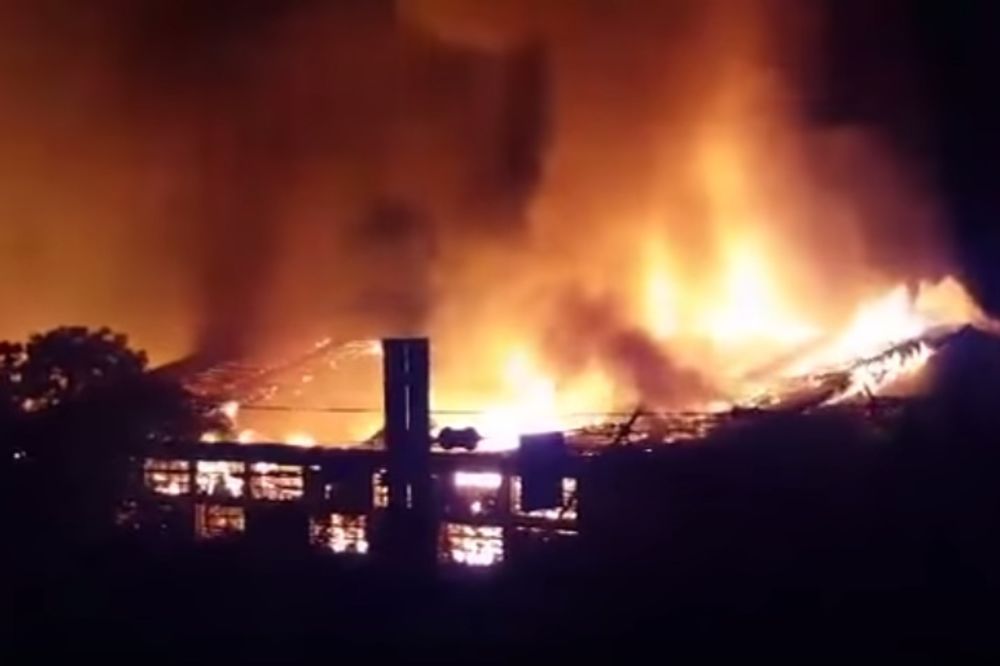 (VIDEO) POŽAR I EKSPLOZIJE U BiH: Izgorela fabrika montažnih kuća, povređeni vatrogasci!