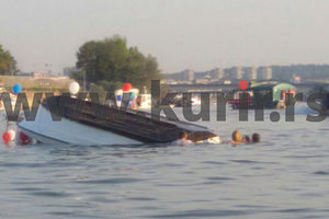INCIDENT U BEOGRADU: Prevrnuo se pun čamac ljudi na Karnevalu brodova!