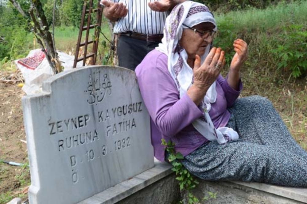 (FOTO) BRINE O NJEMU KAO O SVOJOJ KUĆI: Baka Zejnep se već 20 godina moli na svom grobu!