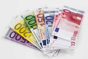 DINAR NASTAVIO DA SLABI: Evro danas 123,0 dinara