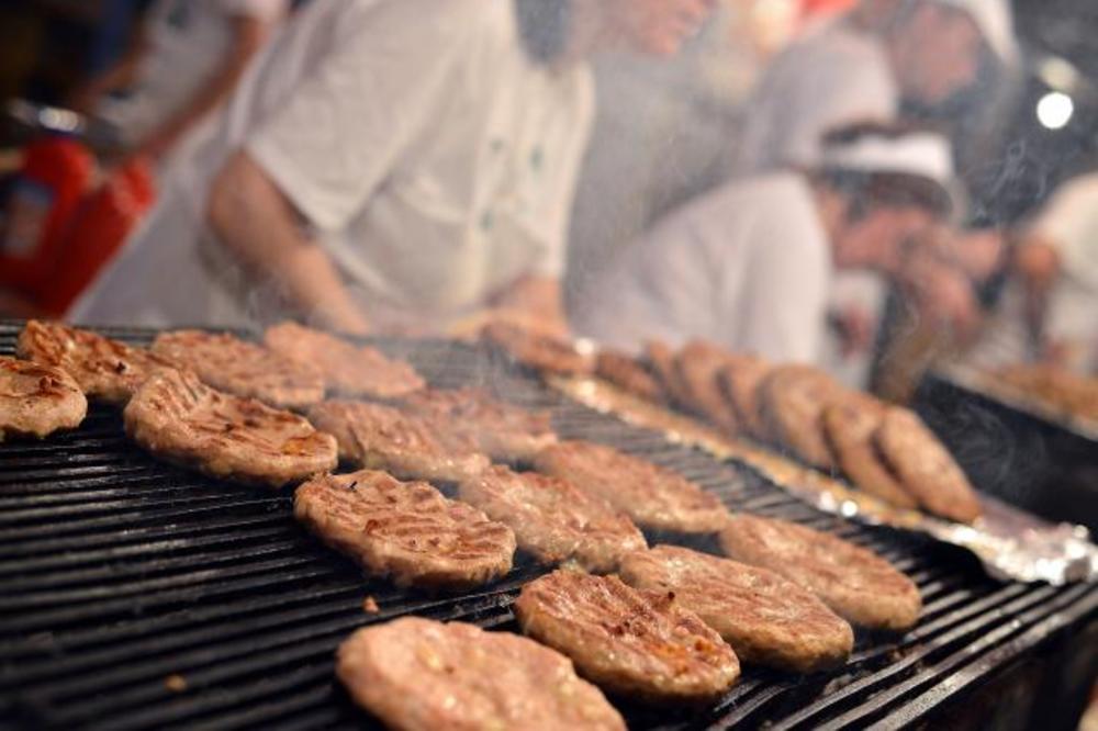 SRBI POMOGLI GRCIMA DA IMAJU FESTIVAL ROŠTILJA: TO Beograda, Niša i Leskovca se potrudili da Larisa zamiriše na ćumur (FOTO)