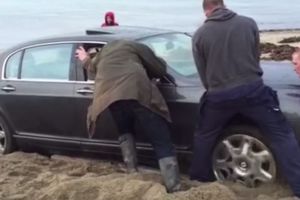 (VIDEO) KAKVA BLAMAŽA Rus se bentlijem od 160.000 evra zaglavio u pesku! U pomoć mu pritekao traktor