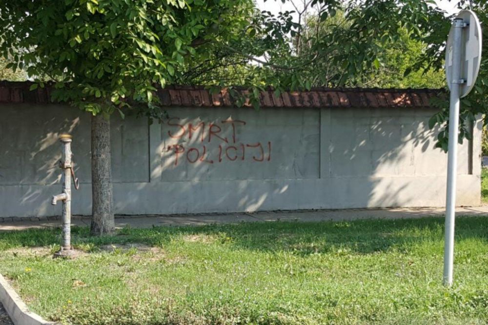 MEŠTANI BUDISAVE OGORČENI: Na zidovima osvanuli grafiti Smrt policiji
