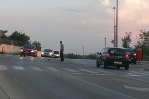 KAKAV KRALJ: Pogledajte zbog čega je ovaj mladi policajac zaustavio saobraćaj!