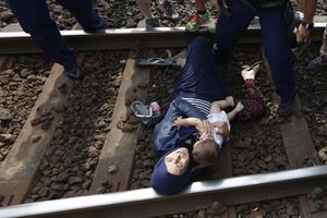 (FOTO, VIDEO) NE U KAMP! Migranti legli na prugu, mađarska policija se obrušila na njih