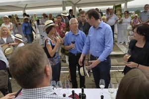 Premijer obrao grožđe s Kirbijem