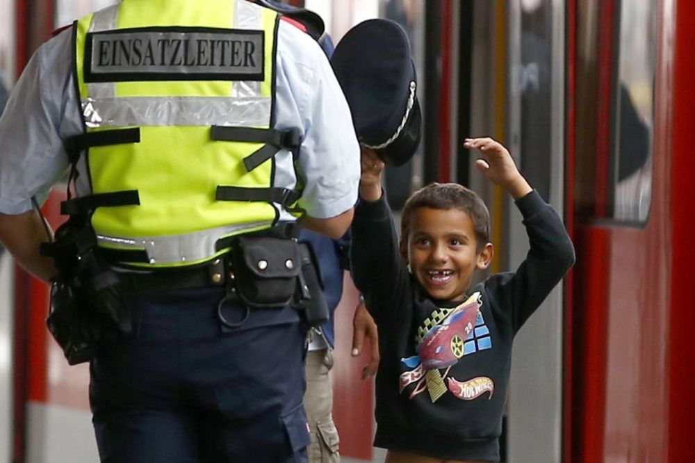 (FOTO) OSMEH OVOG DEČAKA SVE GOVORI: Prvi voz sa 167 izbeglica stigao u Minhen!