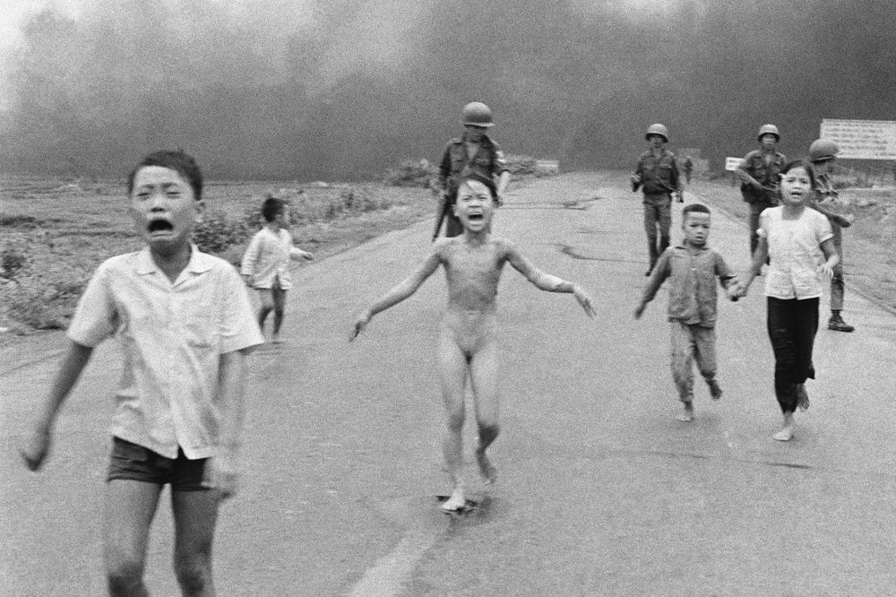 DELOVI KOŽE SU JOJ OTPADALI, TRČALA JE KA MENI: Ovako je nastala najstrašnija fotografija Vijetnamskog rata! (FOTO)